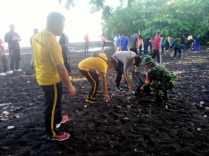 Wujud Kepedulian TNI, Babinsa Bersama Warga Tambal Jalan Rusak di Pedawa