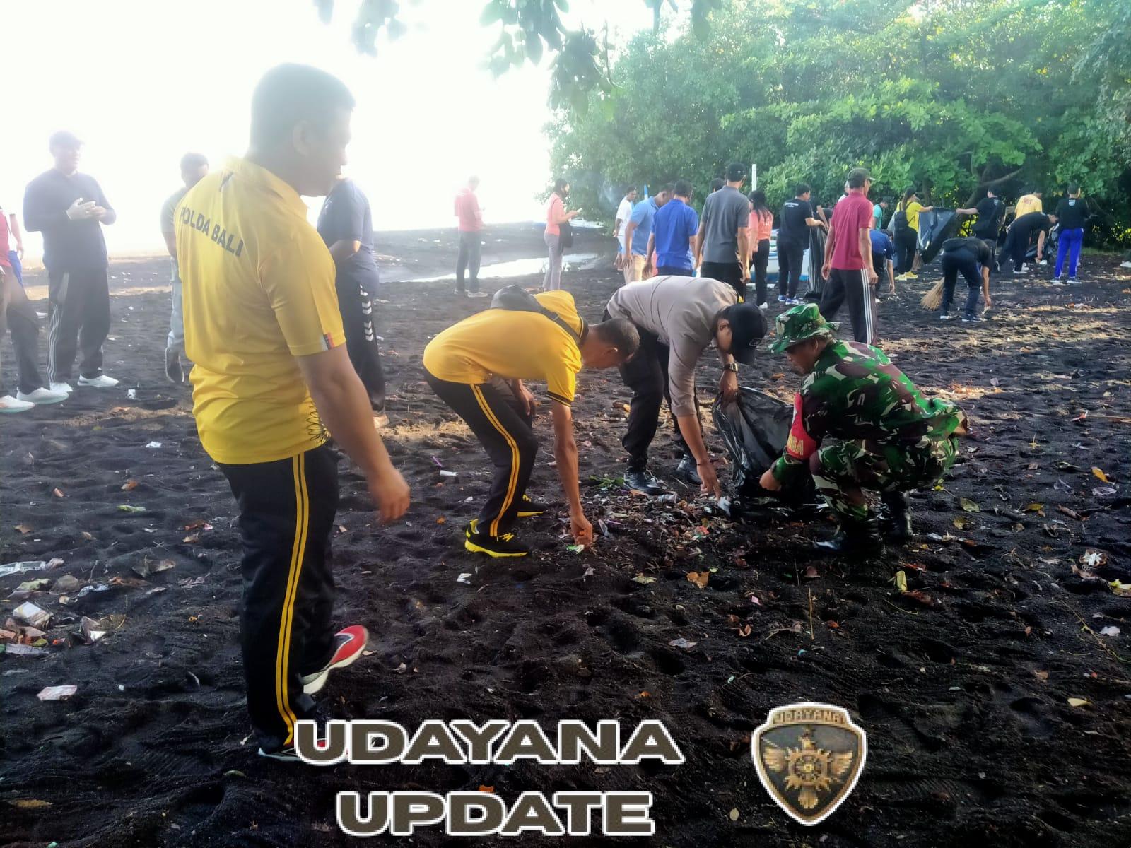 Wujud Kepedulian TNI, Babinsa Bersama Warga Tambal Jalan Rusak di Pedawa