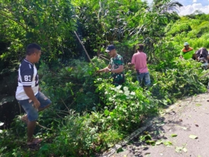 Koramil 1625-03/Boawae Gelar Karya Bakti Bersama Masyarakat di Kelurahan Ratongamobo