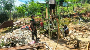 Babinsa Koramil 1625-05/Aesesa Pantau Progres Pembangunan Sumur Bor Kerja Sama BNPB