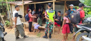 Dekat dengan Warga, Babinsa Detukeli Laksanakan Pamwil dan Komsos di Desa Maurole Selatan