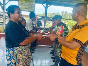 Babinsa Koramil 1602-04/Maurole Dampingi Penyaluran BLT Dana Desa Tahap 3 di Desa Ndondo