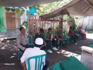 Wujud Empati, Babinsa Loloan Barat Hadir Beri Penghormatan Terakhir di Rumah Duka.