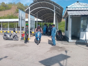 Koramil 1628-04/Poto Tano Amankan Aktivitas Penyeberangan di Pelabuhan Poto Tano