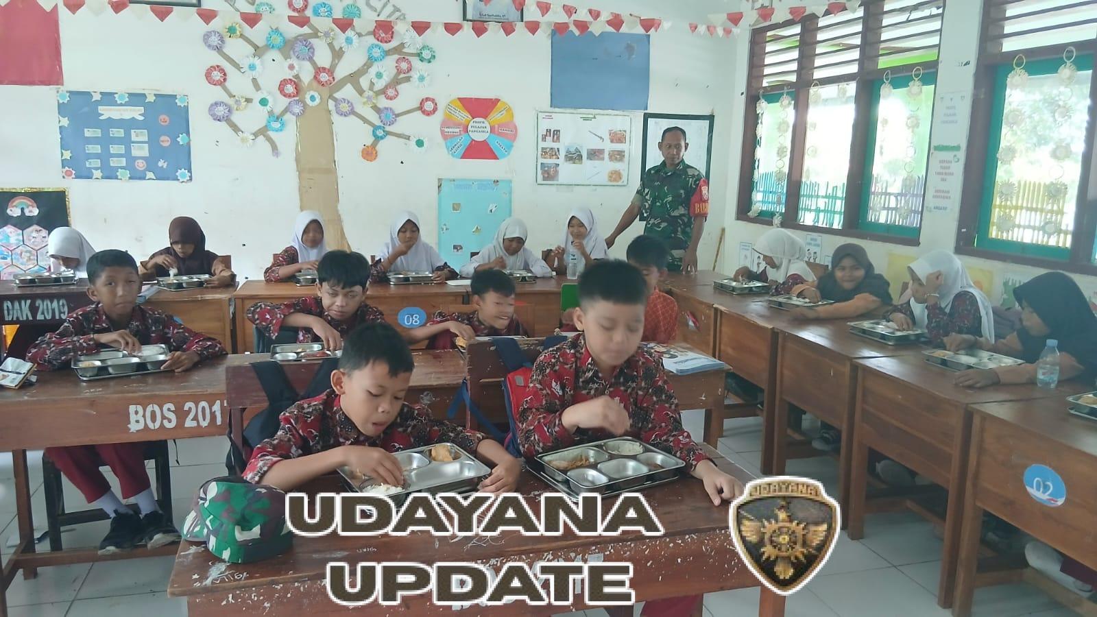 Babinsa Koramil 1628-01/Taliwang Dampingi Program Makan Bergizi Gratis di SDN 07 Taliwang