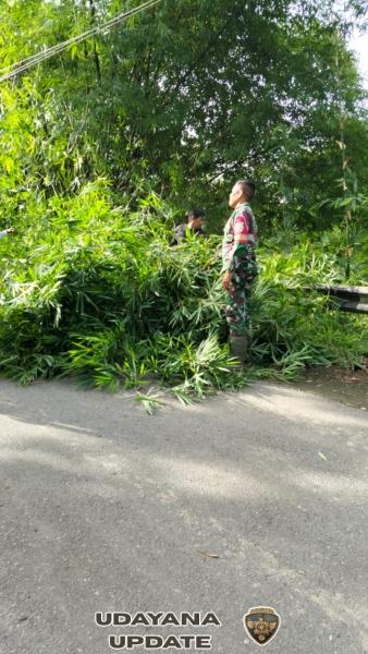 Babinsa Koramil 01/Taliwang Bersama Warga Desa Sermong Gelar Gotong Royong Jum’at Bersih