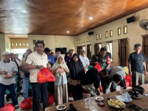 Babinsa Bukit Damai Hadiri Pembagian Sembako untuk Lansia dan Janda Tidak Mampu