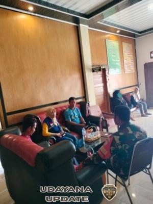 Babinsa Tongo Dampingi Penyerahan Bantuan Dinsos KSB untuk Warga Terdampak Banjir