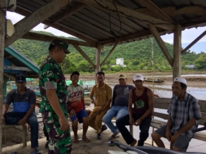 Babinsa Koramil 1614-01/Dompu Laksanakan Komsos dengan Pemilik Tambak di Desa Mbawi