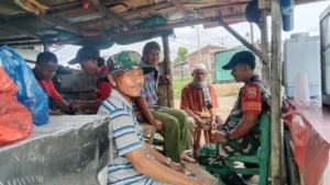 Babinsa Koramil 1614-01/Dompu Laksanakan Komsos dengan Warga Desa O’O