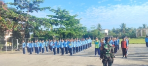 Persiapkan Mental Siswa Masuk Dunia Industri, Anggota Koramil Jonggat, Kodim 1620/Loteng Gembleng Kedisiplinan Siswa SMKN 1 Jonggat