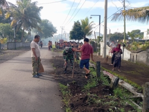 Babinsa Sorinomo Ajak Warga dan Pelajar Gotong Royong di Masjid Al Taqwa