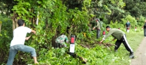 Babinsa Kelurahan Sampir Pimpin Gotong Royong Perbaikan Saluran Irigasi di Lingkungan Pakirum