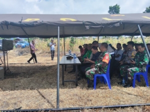 Babinsa Koramil 1612-03/Borong Ikut Panen Raya Jagung, Dukung Swasembada Pangan 2026