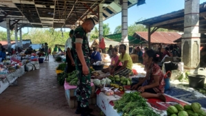 Babinsa Karera Monitoring Pasar Mingguan Desa Nggongi untuk Jaga Stabilitas Wilayah