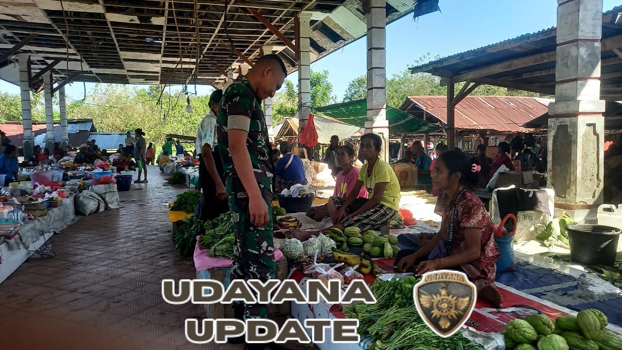 Babinsa Karera Monitoring Pasar Mingguan Desa Nggongi untuk Jaga Stabilitas Wilayah