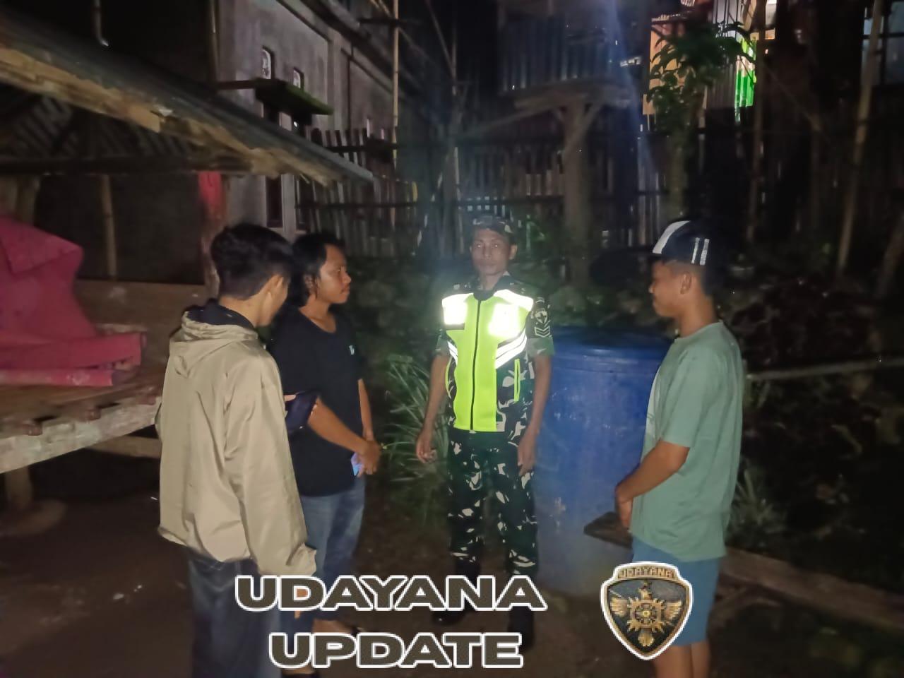 Patroli Siskamling Malam Hari, Babinsa Beri Himbauan Penting Demi Keharmonisan Masyarakat