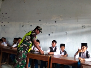 Serka Jamaluddin Koordinasi Distribusi 3.120 Paket MBG di Kecamatan Lambu dengan Menu Bergizi Seimbang