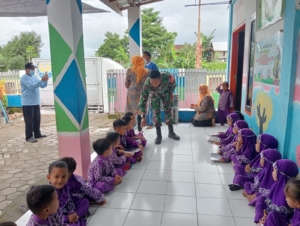 Babinsa Serda Syamsudin Dampingi Pembagian 3.500 Paket Makan Bergizi Gratis di Rabangodu Utara