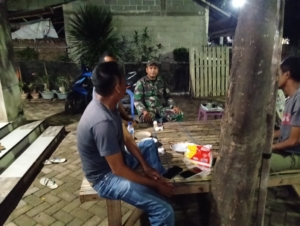 Piket Koramil 1628-04/Poto Tano Intensifkan Patroli Malam Jaga Kamtibmas Wilayah Binaan