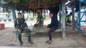 Amankan Aktivitas Penyeberangan, Babinsa Poto Tano Siaga di Pelabuhan