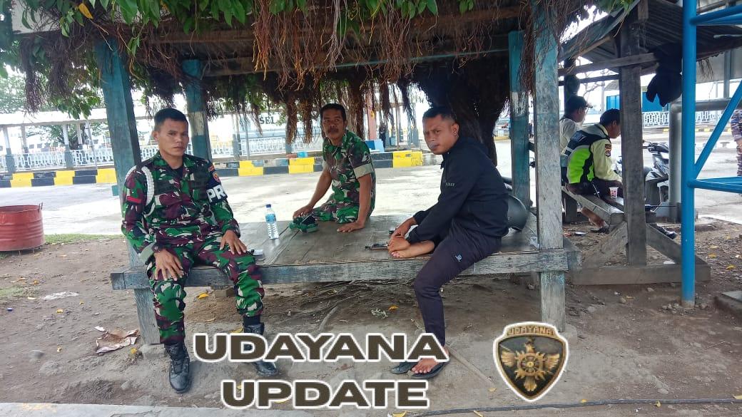Amankan Aktivitas Penyeberangan, Babinsa Poto Tano Siaga di Pelabuhan