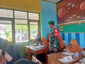 Babinsa Desa Beru Dampingi Program Makan Bergizi di SDN 3 jereweh