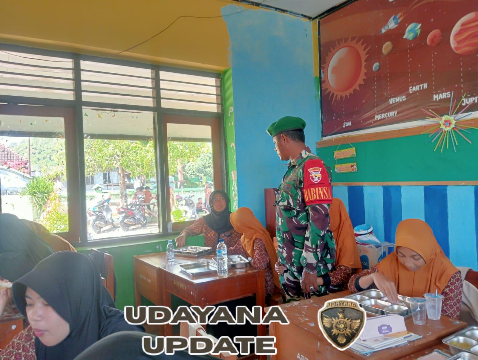 Babinsa Desa Beru Dampingi Program Makan Bergizi di SDN 3 jereweh