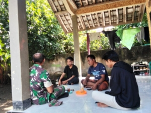 Cegah Banjir dan Penyakit, Babinsa Sugian Himbau Pemuda Peduli Lingkungan