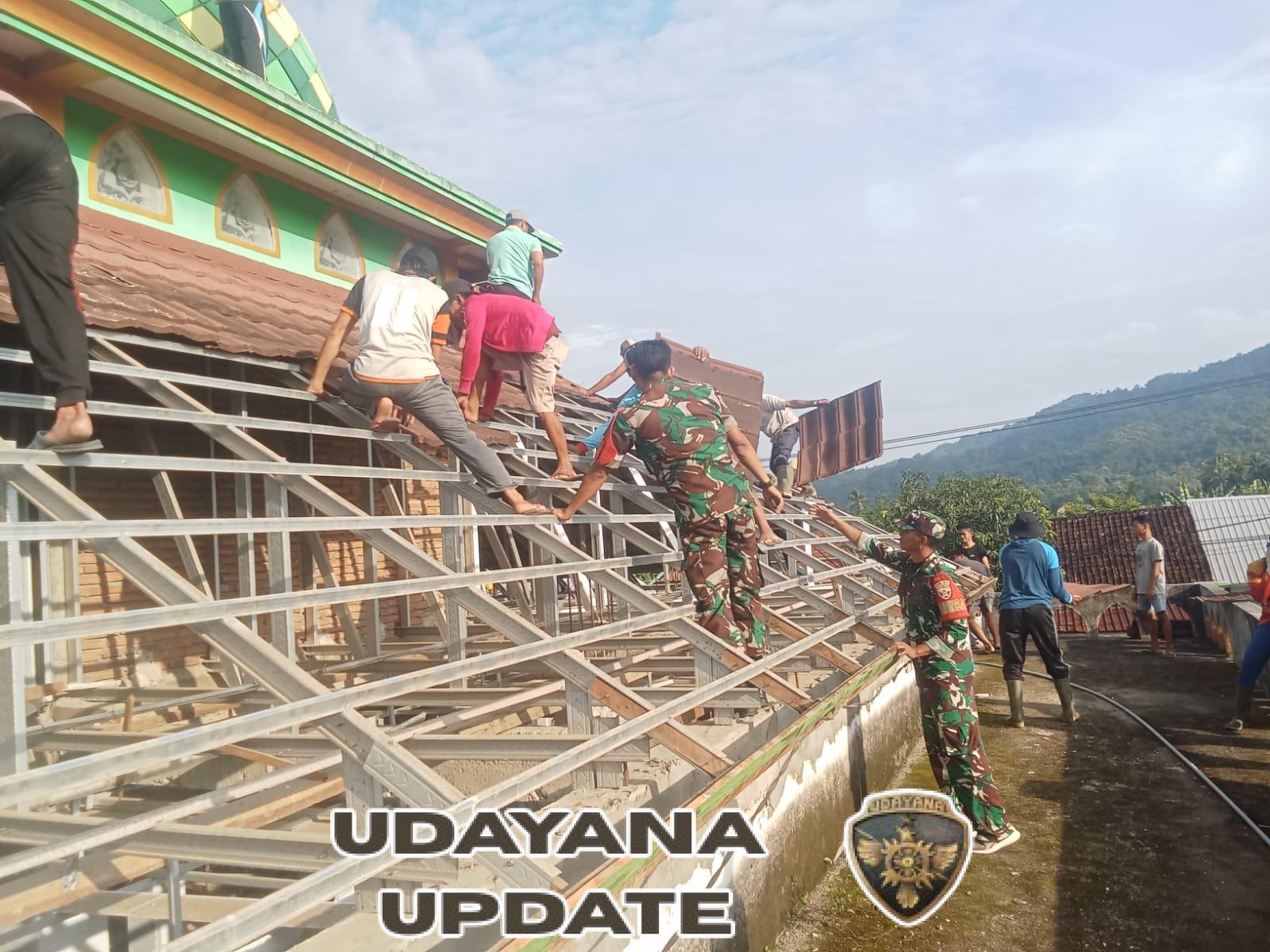 Pererat Kemanunggalan TNI-Rakyat, Babinsa Brang Rea Rehap Masjid Al-Muhajirin