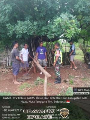 Babinsa Koramil 1627-03/Batutua Pantau Pelipatan Besi di Lokasi Pembangunan KDKMP Desa Oelua