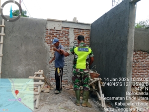 Babinsa Pelda Mursalim Mandar Pantau Pekerjaan Plesteran dan Pemasangan Atap KDKMP Raterua