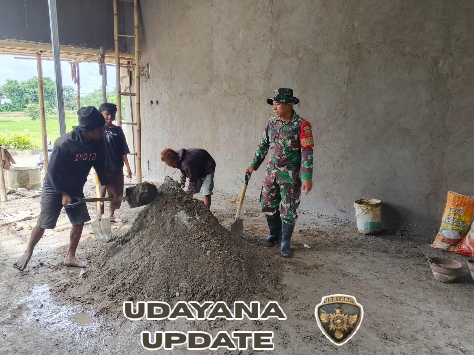 Babinsa Sertu Sukarman Turun Langsung Bantu Pembangunan Rumah Warga di Desa Maradesa