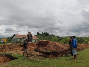 Dukung Pembangunan Desa, Babinsa Serka Muslih Awasi Galian Pondasi Koperasi
