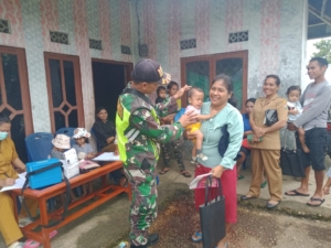 Wujud Kepedulian TNI, Babinsa Sertu Mursidi Dampingi Kegiatan Posyandu