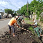 Danramil 1608-02/Bolo Pimpin Gotong-Royong Pembersihan Drainase di Desa Nggembe
