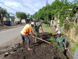 Danramil 1608-02/Bolo Pimpin Gotong-Royong Pembersihan Drainase di Desa Nggembe