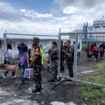 Babinsa Kodim 1602/Ende Amankan Kedatangan dan Keberangkatan Kapal Darma Rucitra VIII di Pelabuhan Soekarno