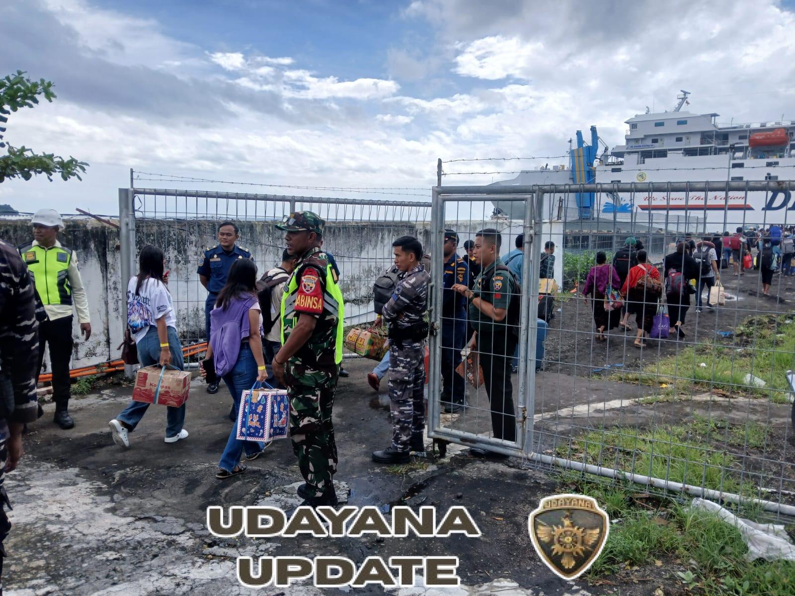Babinsa Kodim 1602/Ende Amankan Kedatangan dan Keberangkatan Kapal Darma Rucitra VIII di Pelabuhan Soekarno