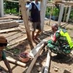 TNI AD Hadir di Tengah Masyarakat, Babinsa Maurole Bantu Pengerjaan Rumah Layak Huni