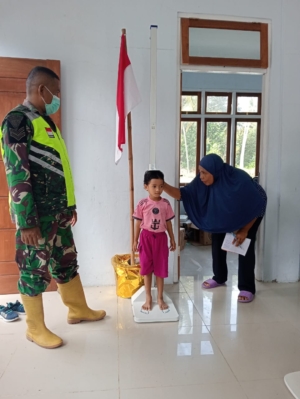 TNI AD Hadir di Tengah Warga, Babinsa Maurole Pantau Kesehatan Balita dan Ibu Hamil