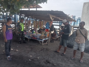 TNI AD Hadir di Tengah Warga, Babinsa Ende Himbau Waspada dan Jaga Kamtibmas