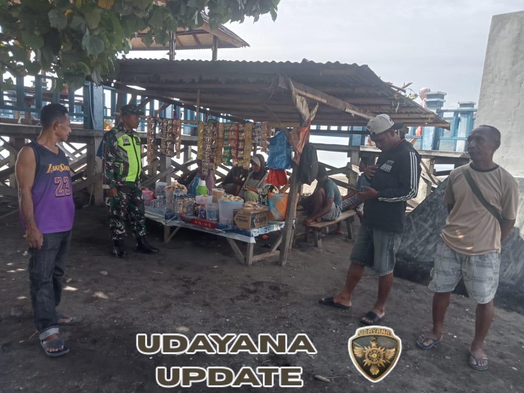 TNI AD Hadir di Tengah Warga, Babinsa Ende Himbau Waspada dan Jaga Kamtibmas