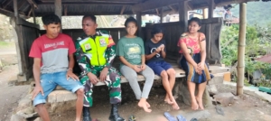 TNI AD Hadir di Tengah Warga, Babinsa Sokoria Selatan Himbau Jaga Kamtibmas dan Keselamatan