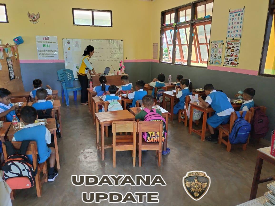 Babinsa Koramil 1627-02/Pantai Baru Dampingi Pemberian Makan Bergizi Gratis untuk 3.093 Pelajar