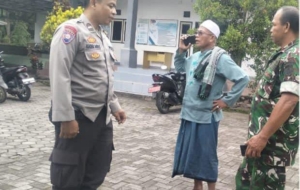 Babinsa Desa Aikprapa Laksanakan Komsos Bersama Warga Dusun Otak Re