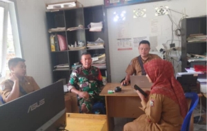 Babinsa Lenek Ramban Biak Komsos dengan Warga, Himbau Kewaspadaan Hadapi Musim Penghujan