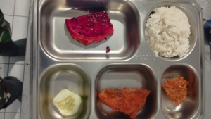 Babinsa Koramil 1627-02 Dampingi Pemberian Makanan Bergizi Gratis bagi 3.002 Pelajar di Rote Timur