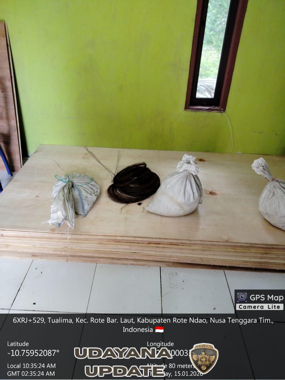 Babinsa Koramil 1627-03/Batutua Pantau Penurunan Material di Desa Tualima