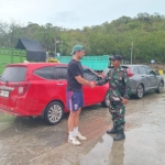 Babinsa Koramil 1628-04 Poto Tano Tingkatkan Keamanan dan Ketertiban di Pelabuhan